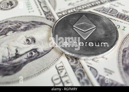 Silver Ethereum sur cent dollars bills. Close-up, macro shot. Banque D'Images