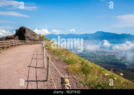 Vue sur le golfe de Naples depuis le Mont Vésuve en Italie, sommet de montagne, bord de cratère,nuages, la géographie, les entités géographiques concept monte vesuvio Banque D'Images