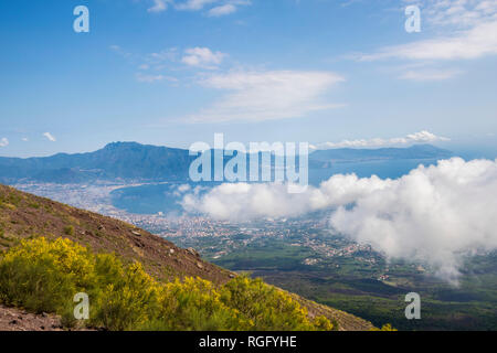 Vue sur le golfe de Naples depuis le Mont Vésuve en Italie, sommet de montagne, bord de cratère,nuages, la géographie, les entités géographiques notion de ciel bleu Banque D'Images