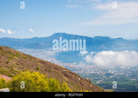 Vue sur le golfe de Naples depuis le Mont Vésuve en Italie, sommet de montagne, bord de cratère,nuages, la géographie, les entités géographiques notion de ciel bleu Banque D'Images