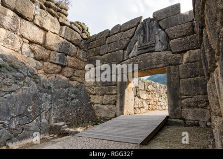 La célèbre Porte des Lions, l'entrée principale de la citadelle sur le site archéologique de Mycènes dans le Péloponnèse, Grèce Banque D'Images