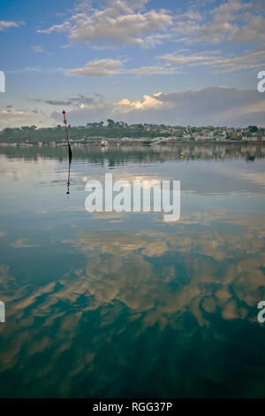 Caneret-Sur-Mer est un port abrité pour les loisirs et les bateaux de pêche sur la péninsule de Kerven dans la Rade de Brest en Bretagne ouest France. Banque D'Images