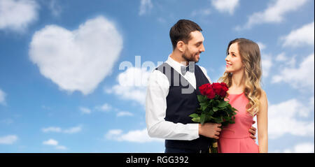 Couple avec bouquet de fleurs le jour de Valentines Banque D'Images