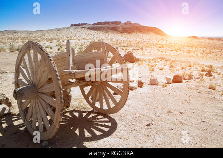 Une vieille charrette à deux roues dans le désert du Kyzyl Kum, Ouzbékistan Banque D'Images