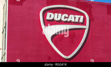 Bologne, Borgo Panigale, ITALIE - Le 26 janvier 2019 : Ducati motorcycles logo en face de l'usine italienne de moto ducati-manufacturing company. Banque D'Images