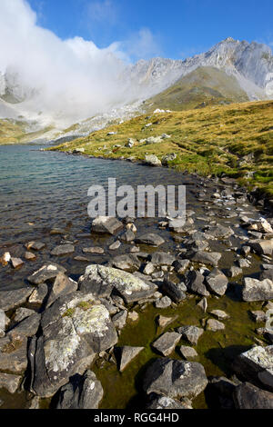 Lac dans la vallée de Acherito Oza, Pyrénées en Espagne. Banque D'Images