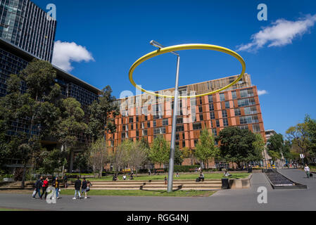 Halo, une sculpture cinétique éolienne dans Central Park, un important renouvellement urbain à usage mixte situé sur Broadway dans la banlieue de Chippendale, Sydn Banque D'Images