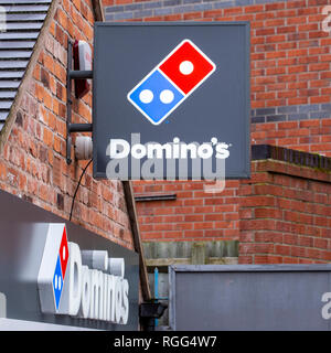 Domino's Pizza signe sur mur extérieur UK Banque D'Images