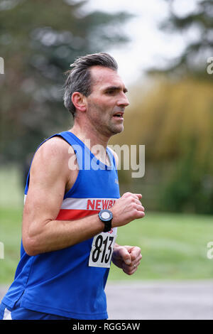 Athlétisme Cross Country Club d'athlétisme de Newbury concurrent fonctionnant à un événement près de Pangbourne dans le Berkshire Banque D'Images