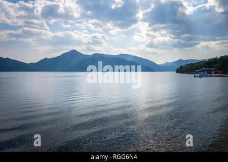 Le lac Chuzenji paysage dans le Parc National de Nikko, Japon Banque D'Images