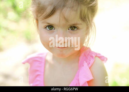 Petit enfant. La beauté naturelle. Journée des enfants. Printemps. prévisions météo. Summer girl fashion. Enfance heureuse. soins du visage. allergie aux fleurs Banque D'Images