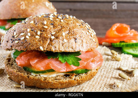 Burger de saumon fumé, légumes, herbes et fromage pour déjeuner sain. close up Banque D'Images