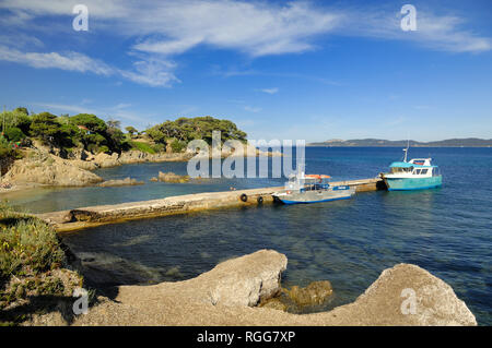 Jetty et petits bateaux de pêche à l'île de Giens La Tour Fondue ou presqu'île d'Hyères Var Côte-d'Azur Provence France Banque D'Images