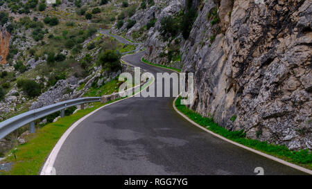 Route de montagne torsion dans la Sierra Grazalema près de la Cueva del Hundidero et Montejaque, Espagne Banque D'Images