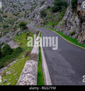 Route de montagne torsion dans la Sierra Grazalema près de la Cueva del Hundidero et Montejaque, Espagne Banque D'Images