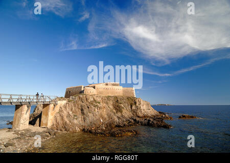 La batterie du Pradeau, alias La Tour Fondue, une batterie d'artillerie ou Fort construit en 1634 sur la côte de la presqu'île de Giens Côte-d'Azur France Banque D'Images