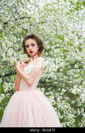 Beauté de printemps. visage et soin de la santé des femmes.. allergie aux fleurs. Fille d'été à arbre en fleurs. Printemps. prévisions météo. Beauté naturelle et Banque D'Images