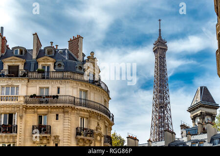 Élégant appartement bâtiments sur Rue Edmond Valentin avec la Tour Eiffel s'élevant au-dessus de ,Paris ,France Banque D'Images