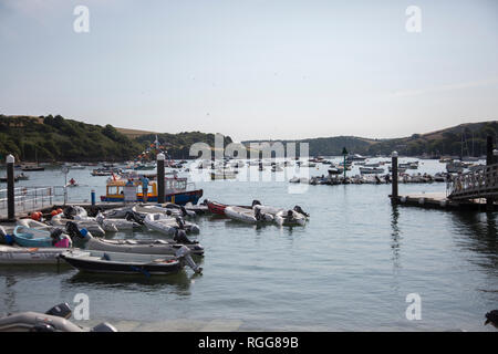 Salcombe Harbour, tôt le matin avec de petits bateaux amarrés, Devon Banque D'Images