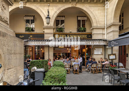 Les gens assis à l'extérieur à table pour prendre le déjeuner au Bistro , Saint Dominique, un restaurant français sur la rue Saint-Dominique , sur une Summers à Paris Banque D'Images