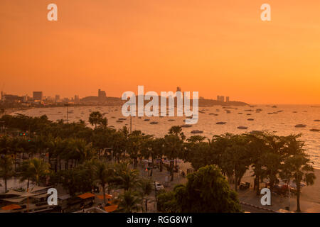 L'horizon à la route de la plage dans la ville de Pattaya en Thaïlande dans la Provinz Chonburi. La Thaïlande, Pattaya, Novembre, 2018 Banque D'Images