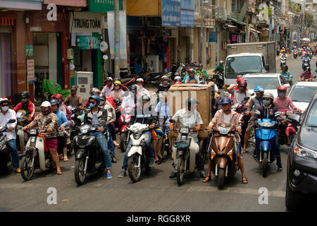Les personnes conduisant une motocyclette à Ho Chi Minh City, Vietnam, Asie Banque D'Images