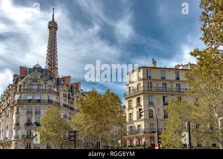 La Tour Eiffel s'élève au-dessus de bâtiments élégants appartement parisien avec balcons au 7ème arrondissement de Paris Banque D'Images