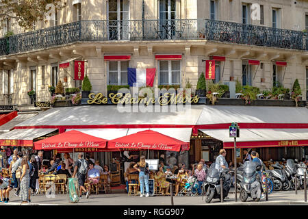 Personnes dînant à l'extérieur sur le trottoir du Bistrot le champ de Mars lors d'une journée d'été à Paris, France Banque D'Images