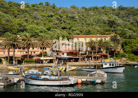 Port-Cros Parc National de Port Cros ou Village & Port Var Côte-d'Azur France Banque D'Images