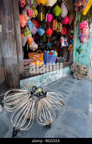 Lanternes de papier coloré traditionnel accroché à vendre dans un magasin situé dans la vieille ville de Hoi An, Vietnam, Southeast Asia Banque D'Images