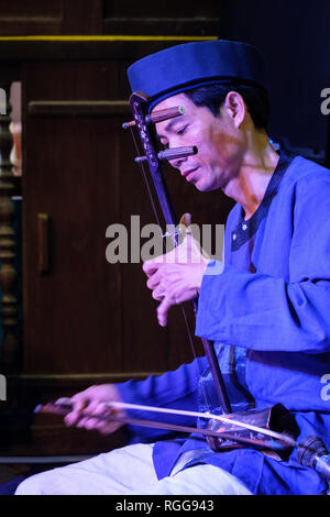 La musique vietnamienne avec des musiciens jouant des instruments de musique traditionnels à Hoi An, Vietnam Banque D'Images