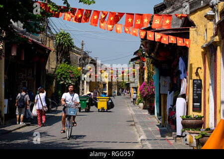 Les drapeaux du Parti communiste vietnamien qui pèsent sur les rues de la vieille ville de Hoi An, Vietnam Banque D'Images