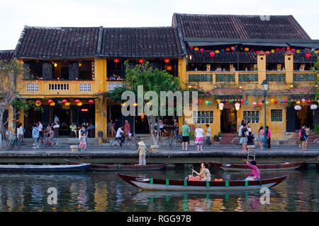 Bateau sur la rivière Thu Bon, dans la vieille ville de Hoi An, Vietnam Banque D'Images