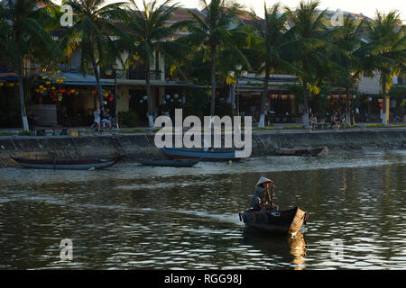 Bateau sur la rivière Thu Bon, dans la vieille ville de Hoi An, Vietnam Banque D'Images