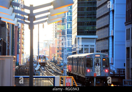 Chicago 'L' trains circulant sur des voies de chemin de fer près de State/Lake station dans la boucle de Chicago. L'Illinois.USA Banque D'Images