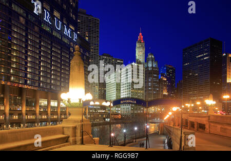 Vue de nuit sur la rivière Chicago avec Wrigley Building historique dans l'arrière-plan et le Trump Hotel and Tower en premier plan.chicago.virginia.USA Banque D'Images