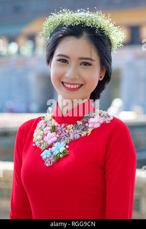 Portrait d'une belle jeune femme portant le vêtement national traditionnel vietnamien Áo dài à Hue, Vietnam Banque D'Images