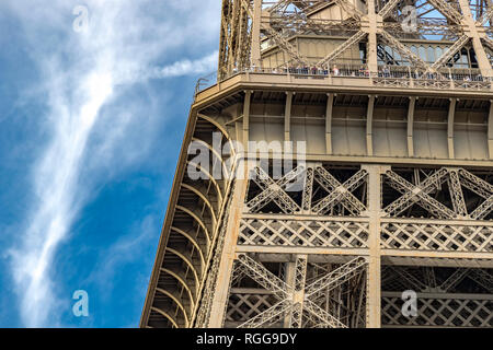 Gros plan sur la Tour Eiffel complexes détaillés en treillis en fer forgé , la Tour Eiffel est le monument le plus visité payé dans le monde , Paris Banque D'Images