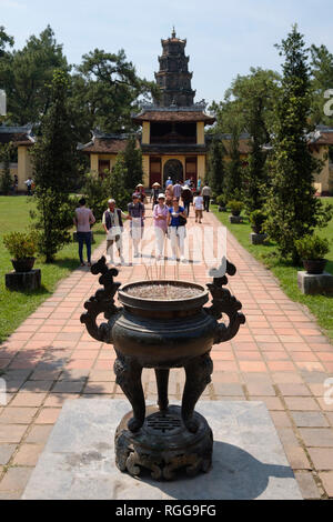 Récipient d'encens à la Pagode Thien Mu, Hue, Vietnam Banque D'Images