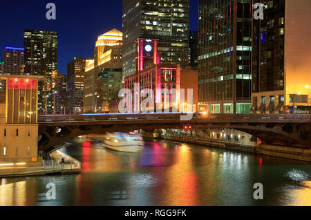 La vue nocturne du centre-ville de Chicago à Chicago River,Merchandise Mart et d'autres architectures en arrière-plan.chicago.l'Illinois. USA Banque D'Images