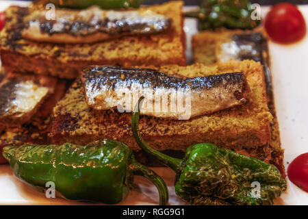 Portugal Lisbonne sardines traditionnel servi la nourriture.Libre Vue de dessus des sardines grillées sur du pain grillé avec de l'huile d'olive poivrons tomates et garnir Banque D'Images