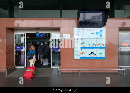 Les passagers avec leurs bagages dans le Terminal 1 de l'Aéroport International de Noi Bai, Hanoi, Vietnam, Asie Banque D'Images