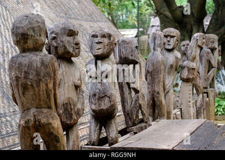 Des statues en bois à l'extérieur d'un tombeau Giarai le Musée vietnamien d'Ethnologie, Hanoi, Vietnam, Asie Banque D'Images