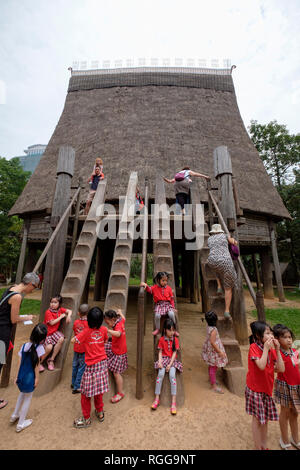 Ancienne maison communale de Bahnar au Musée d'Ethnologie du Vietnam à Hanoi, Vietnam, Asie Banque D'Images