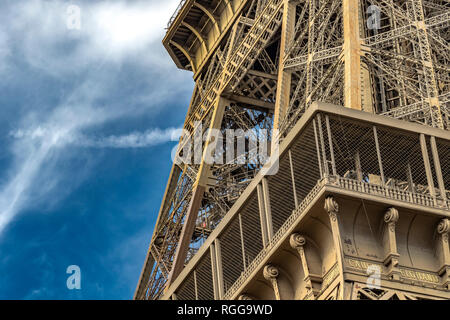 Gros plan sur la Tour Eiffel complexes détaillés en treillis en fer forgé , la Tour Eiffel est le monument le plus visité payé dans le monde , Paris Banque D'Images