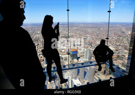 Les touristes de prendre en photo "La Corniche" de la plate-forme d'observation Skydeck sur haut de la Willis Tower (ex-Sears Tower). Chicago, Illinois, États-Unis Banque D'Images