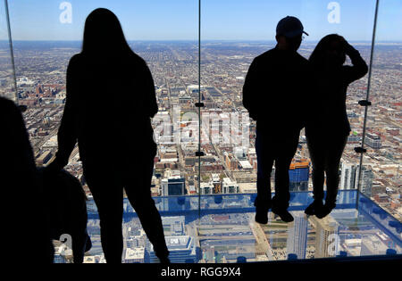 Les touristes sur le rebord de la plate-forme d'observation Skydeck sur haut de la Willis Tower (ex-Sears Tower). Chicago, Illinois, États-Unis Banque D'Images