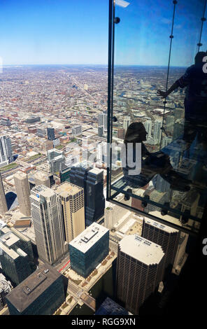 Les touristes sur le rebord de la plate-forme d'observation Skydeck sur haut de la Willis Tower (ex-Sears Tower). Chicago, Illinois, États-Unis Banque D'Images