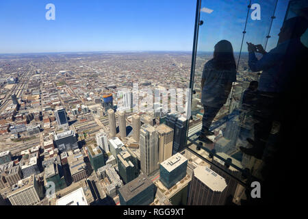 Les touristes sur le rebord de la plate-forme d'observation Skydeck sur haut de la Willis Tower (ex-Sears Tower). Chicago, Illinois, États-Unis Banque D'Images