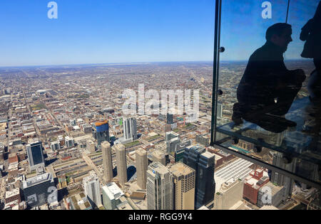 Les touristes sur le rebord de la plate-forme d'observation Skydeck sur haut de la Willis Tower (ex-Sears Tower). Chicago, Illinois, États-Unis Banque D'Images